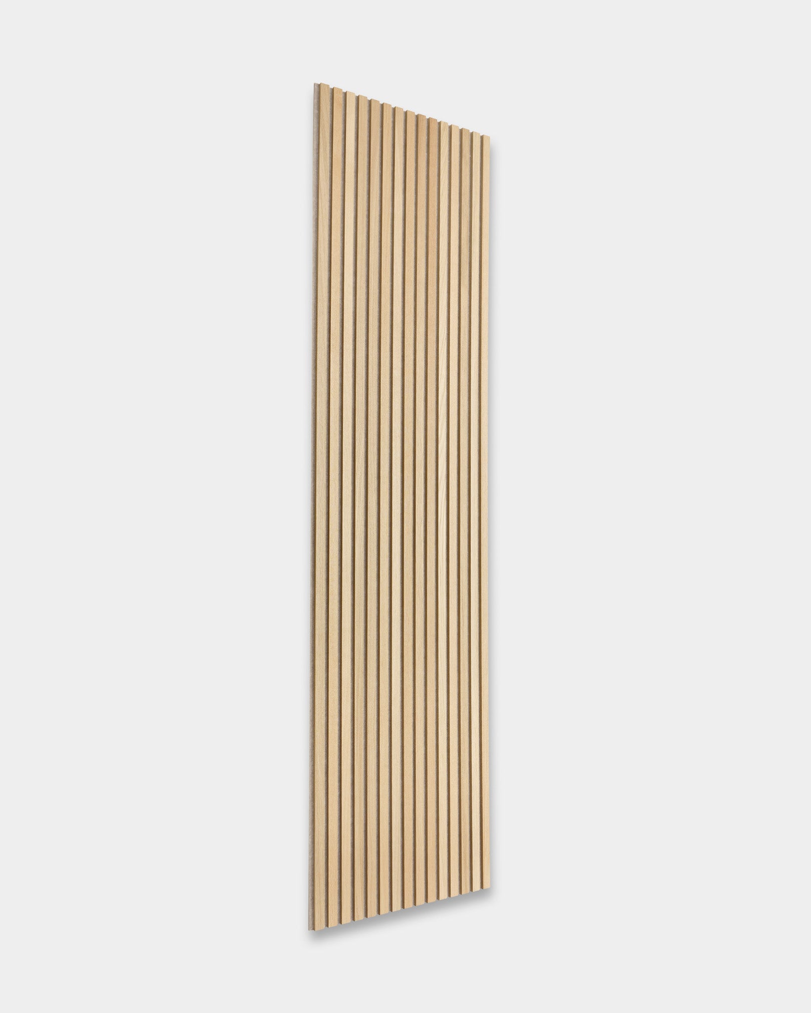 Pannelli acustici in legno WoodUpp Akupanel dal design rettangolare con doghe vertical equidistanti, inclinati su uno sfondo minimalista grigio chiaro.